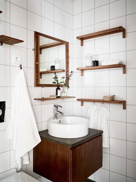 suelo de madera espigada puertas dobles interior Molduras en el techo grandes ventanales distribución diáfana detalles arquitectonicos chimenea sueca   