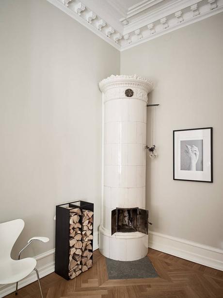 suelo de madera espigada puertas dobles interior Molduras en el techo grandes ventanales distribución diáfana detalles arquitectonicos chimenea sueca   