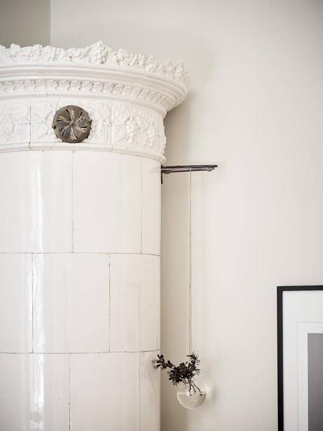 suelo de madera espigada puertas dobles interior Molduras en el techo grandes ventanales distribución diáfana detalles arquitectonicos chimenea sueca   