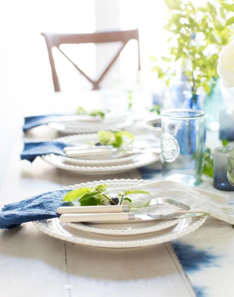 Una mesa de verano en blanco y azul índigo Una mesa de verano en blanco y azul índigo