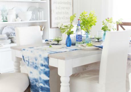 Una mesa de verano en blanco y azul índigo Una mesa de verano en blanco y azul índigo