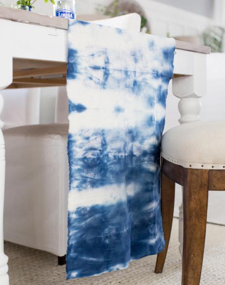 Una mesa de verano en blanco y azul índigo Una mesa de verano en blanco y azul índigo