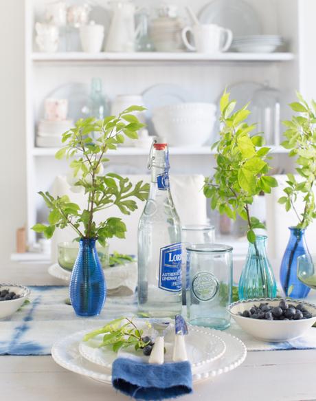 Una mesa de verano en blanco y azul índigo Una mesa de verano en blanco y azul índigo