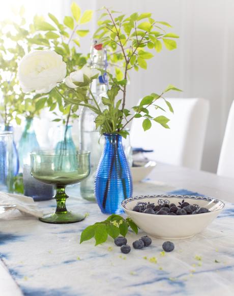 Una mesa de verano en blanco y azul índigo Una mesa de verano en blanco y azul índigo