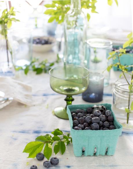 Una mesa de verano en blanco y azul índigo Una mesa de verano en blanco y azul índigo