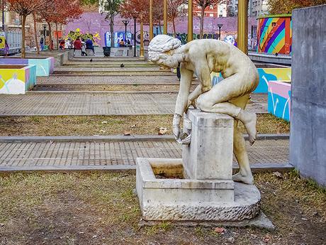 escultura de mujer desnuda en bebedero público