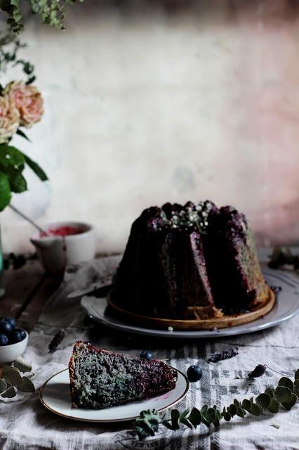 Bundt cake de arándanos y limón