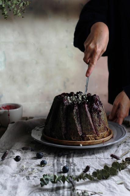 Bundt cake de arándanos y limón