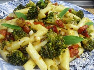 Macarrones con brócoli y tomate a la salvia