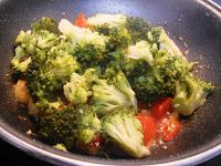 Macarrones con brócoli y tomate a la salvia