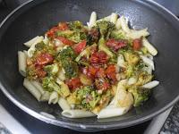 Macarrones con brócoli y tomate a la salvia