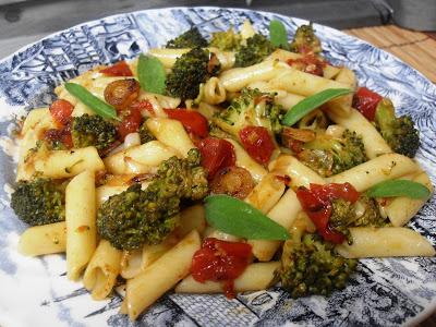 Macarrones con brócoli y tomate a la salvia