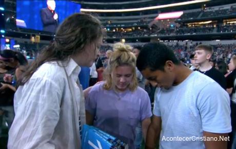 Hombre recibiendo a Cristo en estadio Arlington, Texas.