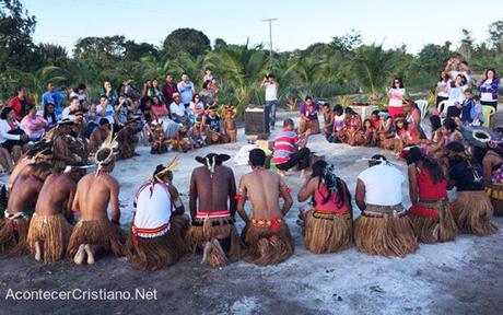 Indígenas de tribu amazónica orando