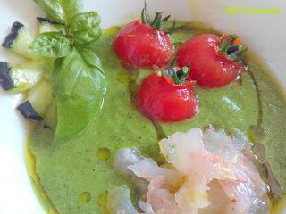 SALMOREJO VERDE CON TOMATITOS CHERRY Y CARPACCIO DE GAMBAS BLANCAS DE MALAGA