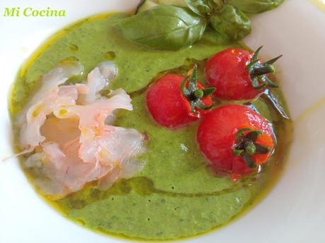 SALMOREJO VERDE CON TOMATITOS CHERRY Y CARPACCIO DE GAMBAS BLANCAS DE MALAGA