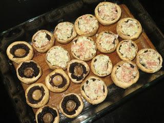 CHAMPIÑONES RELLENOS DE SALMÓN Y QUESO CHAMPIÑONES RELLENOS DE SALMÓN Y QUESO