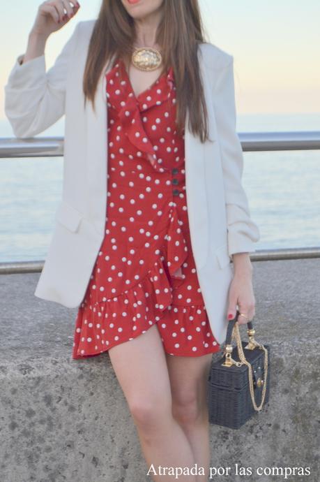 VESTIDO CRUZADO DE LUNARES Y BLAZER