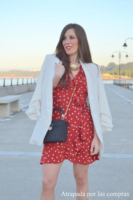 VESTIDO CRUZADO DE LUNARES Y BLAZER