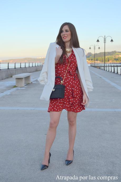 VESTIDO CRUZADO DE LUNARES Y BLAZER