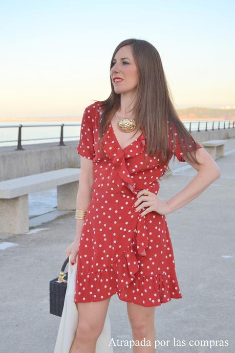 VESTIDO CRUZADO DE LUNARES Y BLAZER