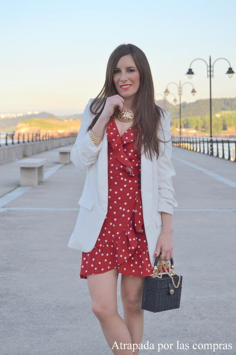 VESTIDO CRUZADO DE LUNARES Y BLAZER