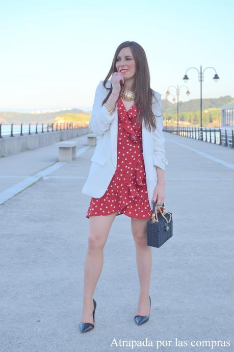 VESTIDO CRUZADO DE LUNARES Y BLAZER