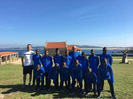 La Escuela de Fútbol Base AFA Angola visita la Ermita de Da nossa senhora da lanzada