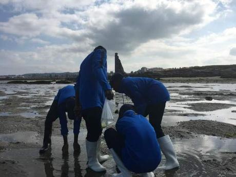 La Escuela de Fútbol Base AFA Angola marisqueando en Cambados