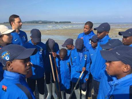 La Escuela de Fútbol Base AFA Angola marisqueando en Cambados