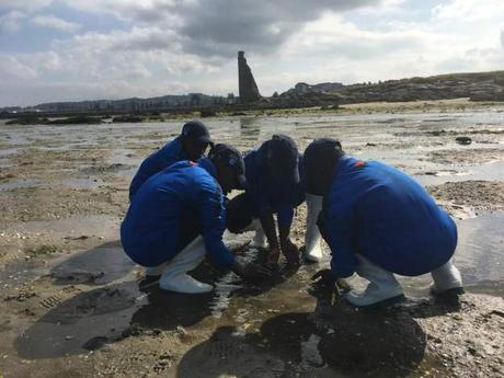 La Escuela de Fútbol Base AFA Angola marisqueando en Cambados