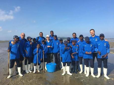 La Escuela de Fútbol Base AFA Angola marisqueando en Cambados