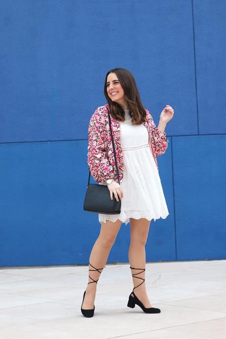 Bomber de flores y vestido blanco para primavera