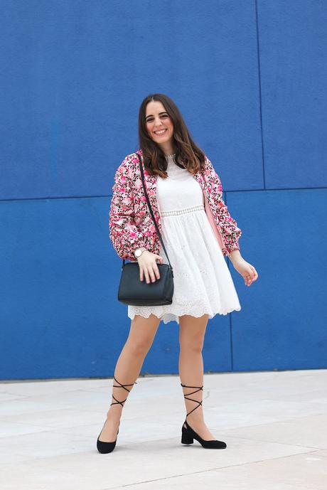 Bomber de flores y vestido blanco para primavera