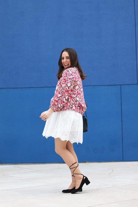 Bomber de flores y vestido blanco para primavera