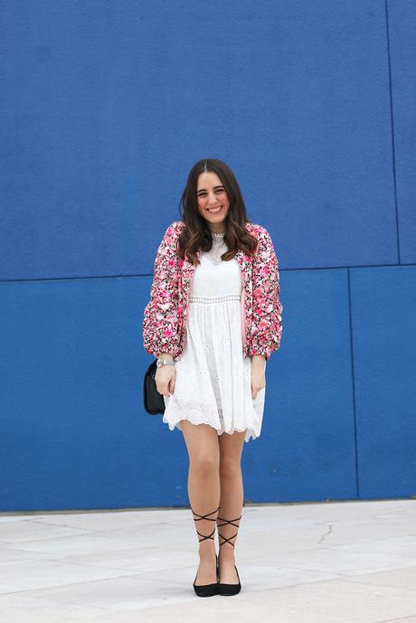 Bomber de flores y vestido blanco para primavera