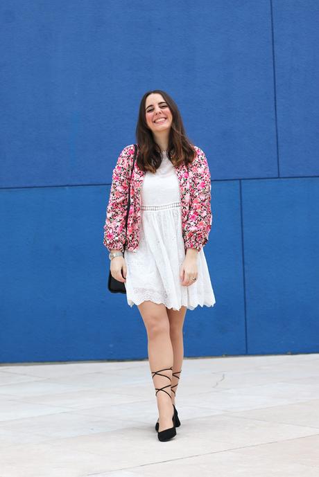 Bomber de flores y vestido blanco para primavera