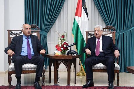 Abu Mazen agasaja en su despacho a Jibril Rajoub y le agradece por su actuación (página de Mahmud Abás en Facebook, 8 de junio de 2018).