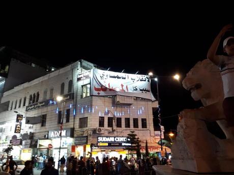 Carteles colgados de los edificios en el área de la plaza Al-Manara, aparentemente por miembros de Fatah.