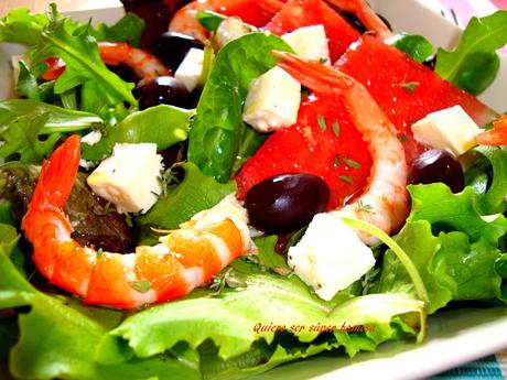 Ensalada con sandia, queso feta, gambas y olivas negras