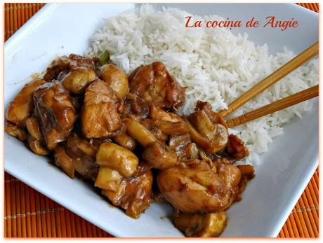 SALTEADO DE POLLO Y CHAMPIÑONES THAI