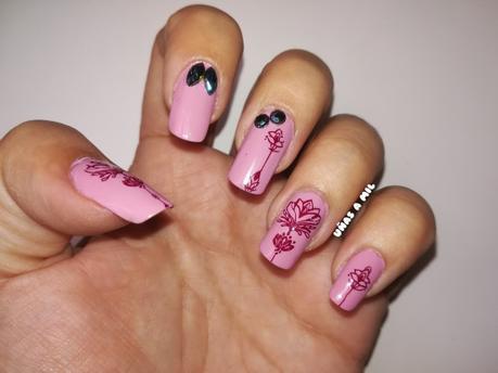 Diseño de uñas en rosa con pedrería