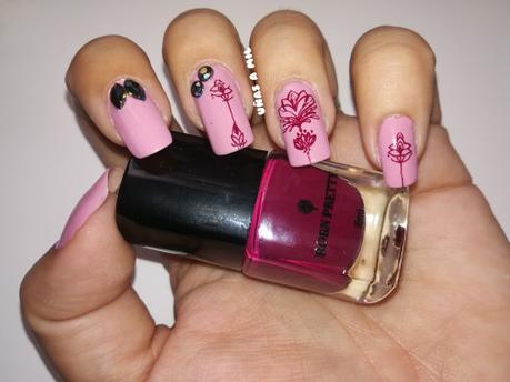 Diseño de uñas en rosa con pedrería