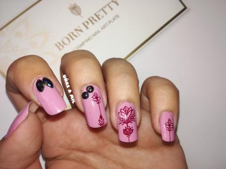 Diseño de uñas en rosa con pedrería