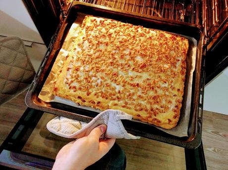 Coca de Sant Joan en Londres Coca de hojaldre, crema y piñones