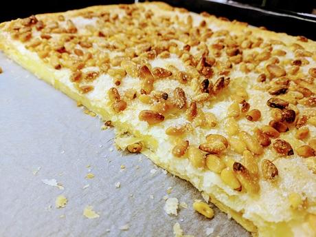 Coca de San Juan en Londres Coca de hojaldre, crema y piñones