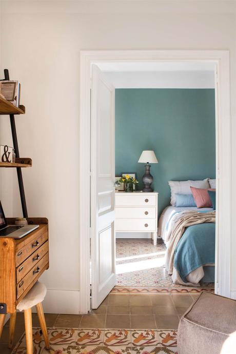 00480680. Paso a dormitorio con pared pintada de azul 00480680