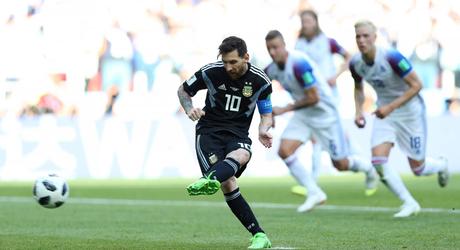 Messi chuta el penalti que no acabó de convertir. GABRIEL ROSSI GETTY IMAGES