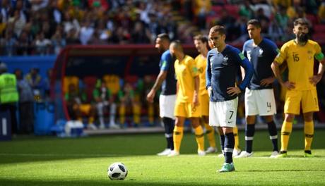 Francia vs. Australia: Antoine Griezmann marcó de penal en el Mundial Rusia 2018 con intervención del VAR. (Foto: AFP)