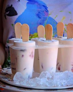 Helado de nata y cerezas negras